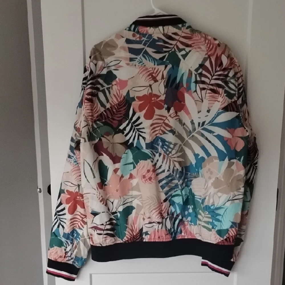 Tommy Hilfiger Windbreaker Bomber Jacket with Ribbed Trim - Picture 8 of 8